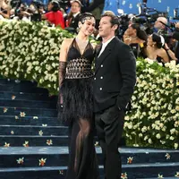 Mulai dari Dua Lipa-Callum Turner hingga Priyanka Chopra-Nick Jonas, berikut gaya couple paling romantis di Met Gala 2025. [@soytrendystyle].