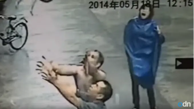 Pria Ini Berhasil Selamatkan Bayi yang Jatuh dari Lantai 2