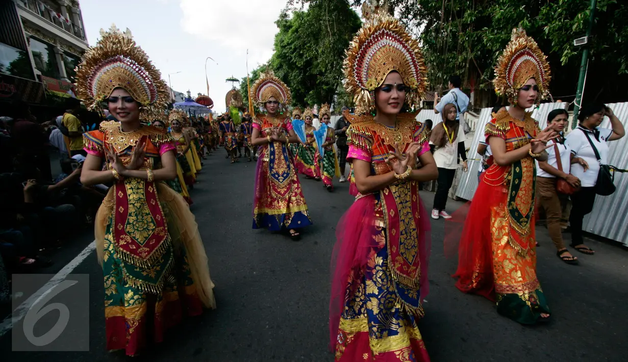 Sejumlah peserta mengikuti pawai pembukaan Festifal Kesenian Yogyakarta (FKY) 2016 di Jalan Malioboro, Yogyakarta (23/8).Sselain pasar seni dan kuliner, FKY-28 juga akan dimeriahkan dengan Bioskop FKY, Panggung Pasar Seni, Lokakarya. (Boy Harjanto)