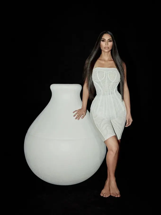 9 Potret Kim Kardashian Tampil Percaya Diri Kenakan Body Suit, dari yang Paling Simpel hingga Ikonis