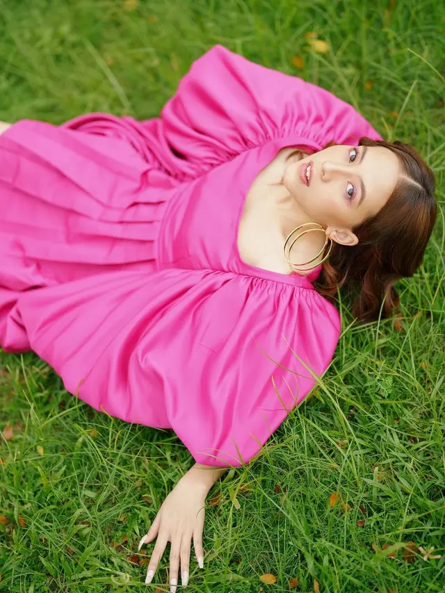 7 Gaya Pemotretan Adhisty Zara dengan Tema The Sweetness of Summer, Curi Perhatian