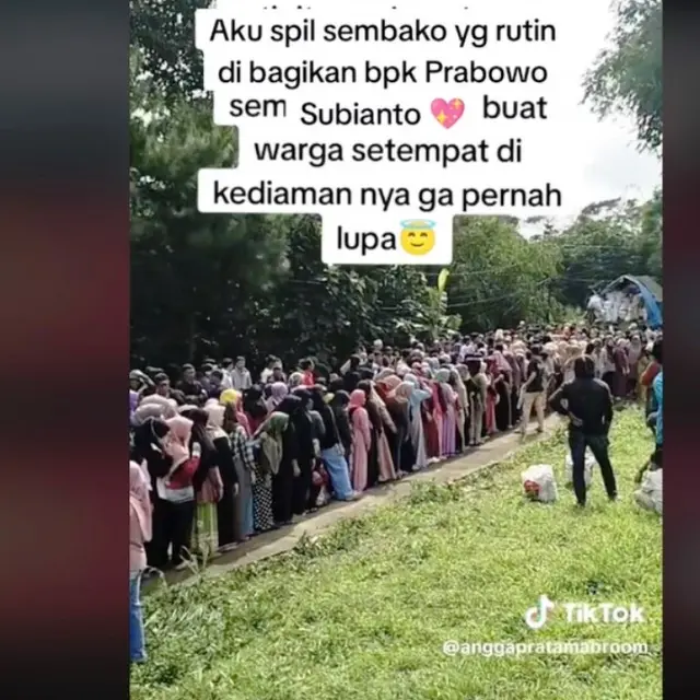 Prabowo Subianto Bagikan Parsel Lebaran Buat Warga, Isinya dari Beras sampai Sarung Tenun