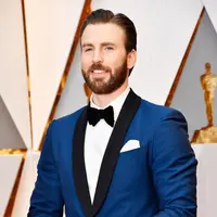 “Scarlett dan Chris keduanya duduk berdampingan di upacara (Piala Oscar),” ucap sumber. “Hal itu terjadi seperti ada sesuatu yang tengah berlangsung—Dia (Chris) membisikan di telinga Scarlet,” tambah sumber. (AFP/Bintang.com)