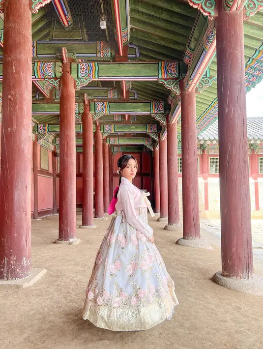 Fuji Utami Memadukan atasan pink polos dengan rok bermotif burung berwarna pink gold [@fuji_an]