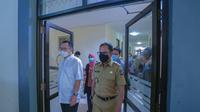 Wali Kota Bogor Bima Arya meninjau rumah sakit darurat untuk penanganan pasien Covid-19 di gedung asrama IPB, Bogor, Senin (9/8/2021). (Liputan6.com/Achmad Sudarno)