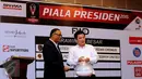 CEO Mahaka, Hasani Abdulgani (kiri) bersama perwakilan sponsor mengambil undian Drawing 8 Besar Turnamen Piala Presiden 2015 di Jakarta, Jumat (11/9/2015).  (Liputan6.com/Helmi Fithriansyah)