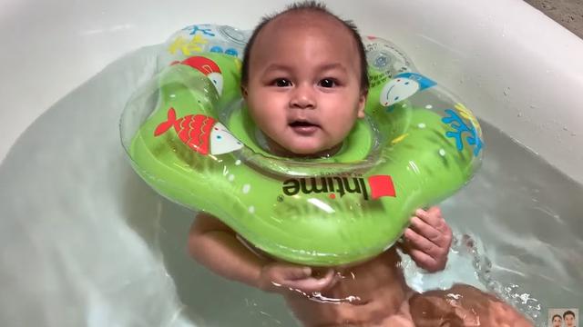 7 Momen Kiano Tiger Wong Berenang, Ekspresinya Bikin Gemas