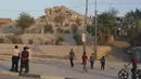 Sejumlah warga melihat kondisi makam Nabi Yunus AS yang telah hancur diserang militan Negara Islam Irak dan Suriah (ISIS). (24/7/14) (REUTERS / Stringer)