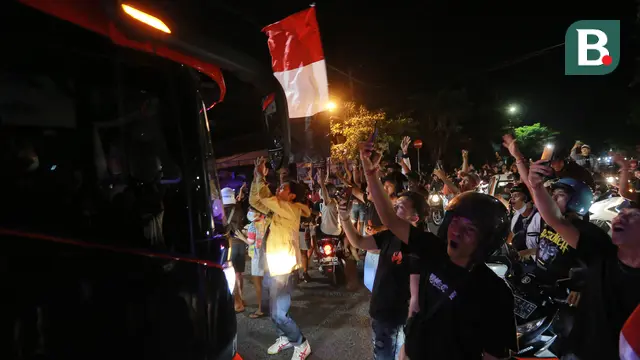 Foto: Juarai BRI Liga 1 2021/2022, Suporter Bali United Turun ke Jalan untuk Rayakan Keberhasilan Tim Kesayangan