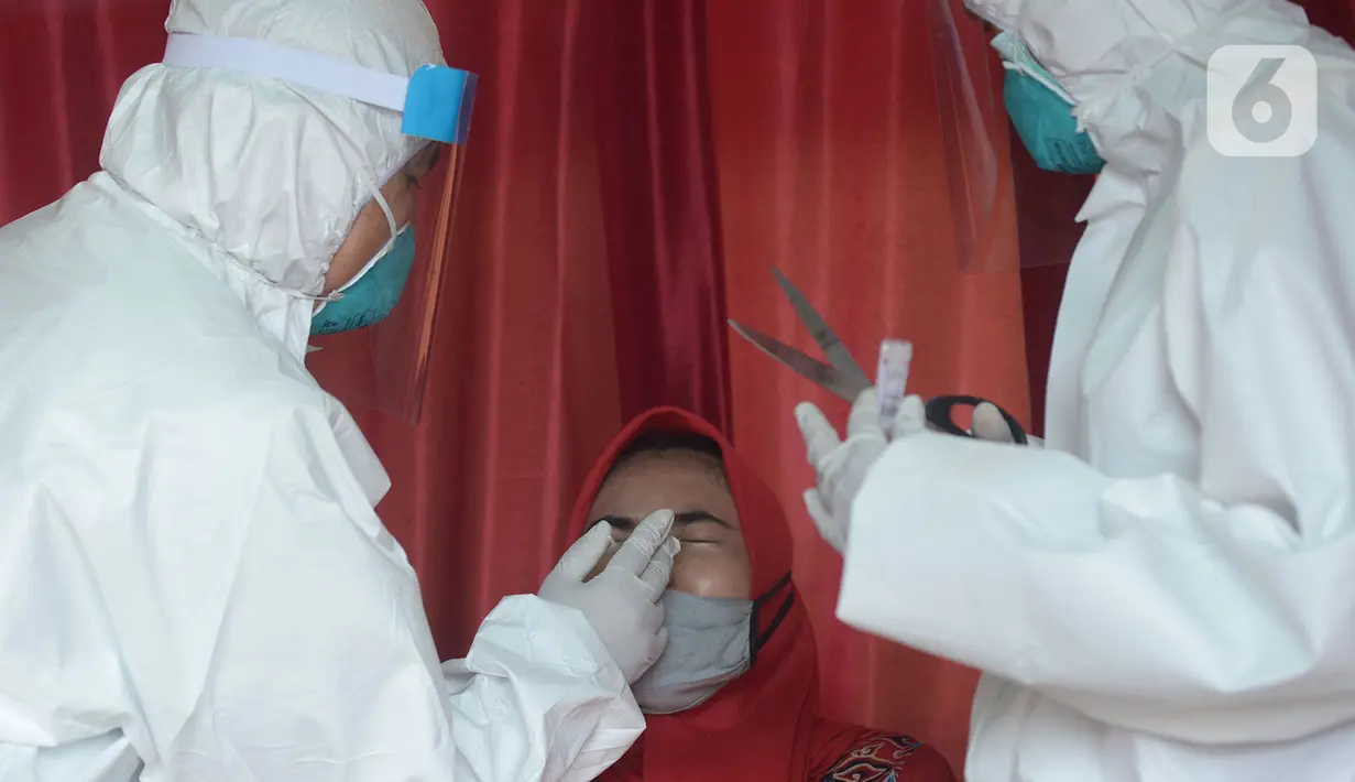Petugas medis Gugus Tugas Kabupaten Bogor melakukan swab test dan rapid test kepada pedagang Pasar Cileungsi, Kabupaten Bogor, Jawa Barat, Selasa (16/6/2020). Sebelumnya, Pasar Cileungsi sempat menjadi klaster penyebaran COVID-19. (merdeka.com/Imam Buhori)