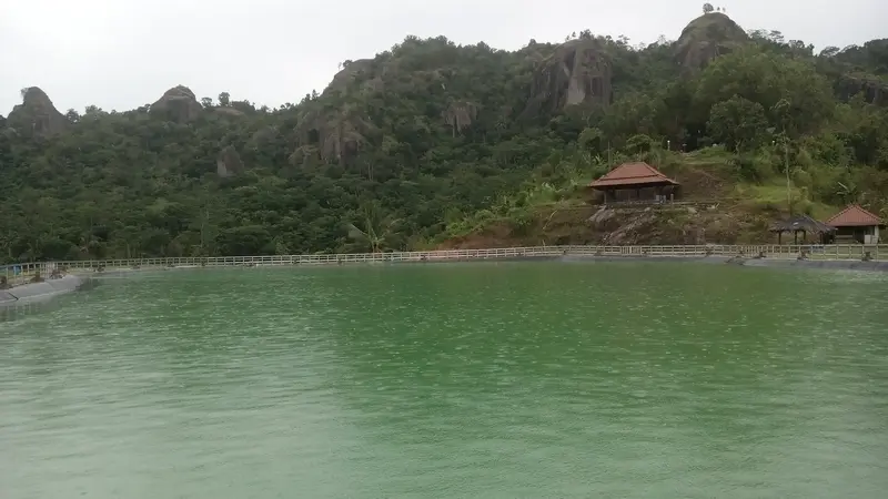 Menyesap Cokelat Hangat Sambil Memandang Gunung Api Purba, Nikmat