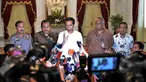 Presiden Joko Widodo (tengah) memberikan keterangan pers usai menggelar pertemuan dengan pimpinan tiga lembaga hukum, Istana Merdeka, Jakarta, Rabu (25/2/2015). (Liputan6.com/Faizal Fanani)