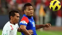 Striker Malaysia Mohd Safee Sali (kanan) dibayangi bek Indonesia Zulkifli Syukur pada leg pertama final Piala AFF di Stadion Bukit Jalil, 26 Desember 2010. AFP PHOTO/KAMARUL AKHIR
