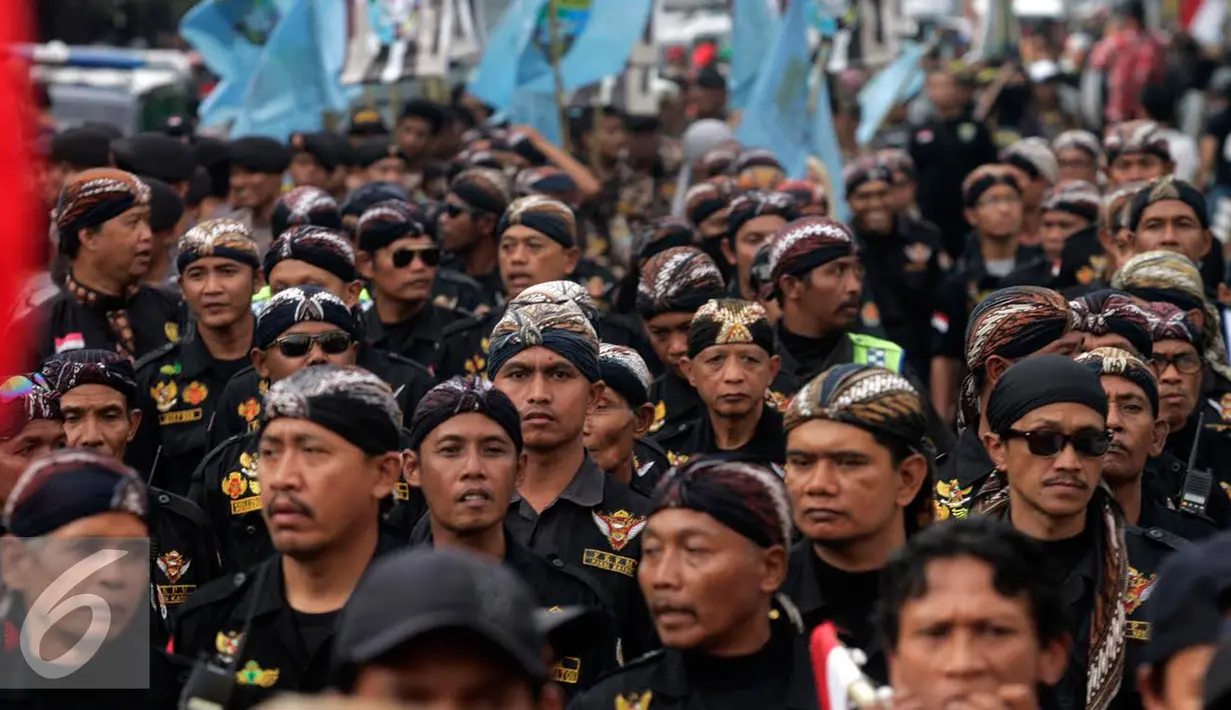 Sejumlah elemen masyarakat mengikuti aksi peringatan pemberontakan G 30 S-PKI di Malioboro,Yogyakarta, Jumat (30/9). Aksi ini dilakukan untuk menangkal faham komunisme di Indonesia. (Liputan6.com/ Boy Harjanto)