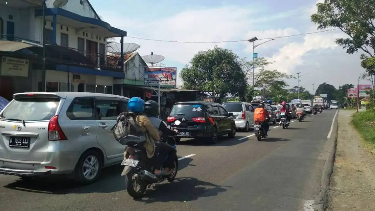 Kemacetan di jalur selatan Jawa Barat (Liputan6.com/Jayadi Supriadin)