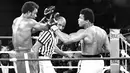 Muhammad Ali menang KO melawan George Foreman dalam laga bertajuk Rumble in the Jungle di Kinshasa, Zaire, yang disaksikan 60 ribu orang di stadion dan jutaan orang melalui televisi. (30/10/1974). (AFP)
