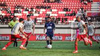 Gelandang Madura United Iran Junior berusaha lepas dari kawalan pemain Bali United dalam laga kedua Piala Presiden 2024 grup B di Stadion Kapten I Wayan Dipta pada Rabu (24/7/2024). (Bola.com/Alit Binawan).