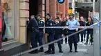 Polisi menyelidiki daerah di sekitar lokasi kejadian setelah seorang pria menikam seorang wanita dan berusaha menikam orang lain di pusat kota Sydney (13/8/2019). Pelaku penikaman berhasil ditangkap polisi setelah sejumlah warga melawan . (AFP Photo/Saeed Khan)