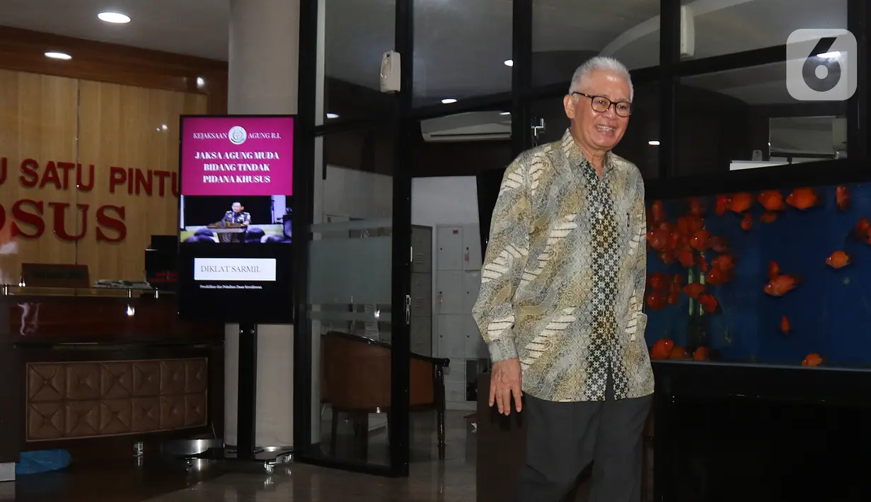Direktur PT Pan Arcadia Asset Management Irawan Gunari meninggalkan ruangan usai pemeriksaan di gedung Jampidsus Kejaksaan Agung, Rabu (15/1/2020). Irawan Gunari diperiksa sebagai saksi kasus dugaan korupsi pengelolaan keuangan dan dana investasi PT Asuransi Jiwasraya. (Liputan6.com/Herman Zakharia)