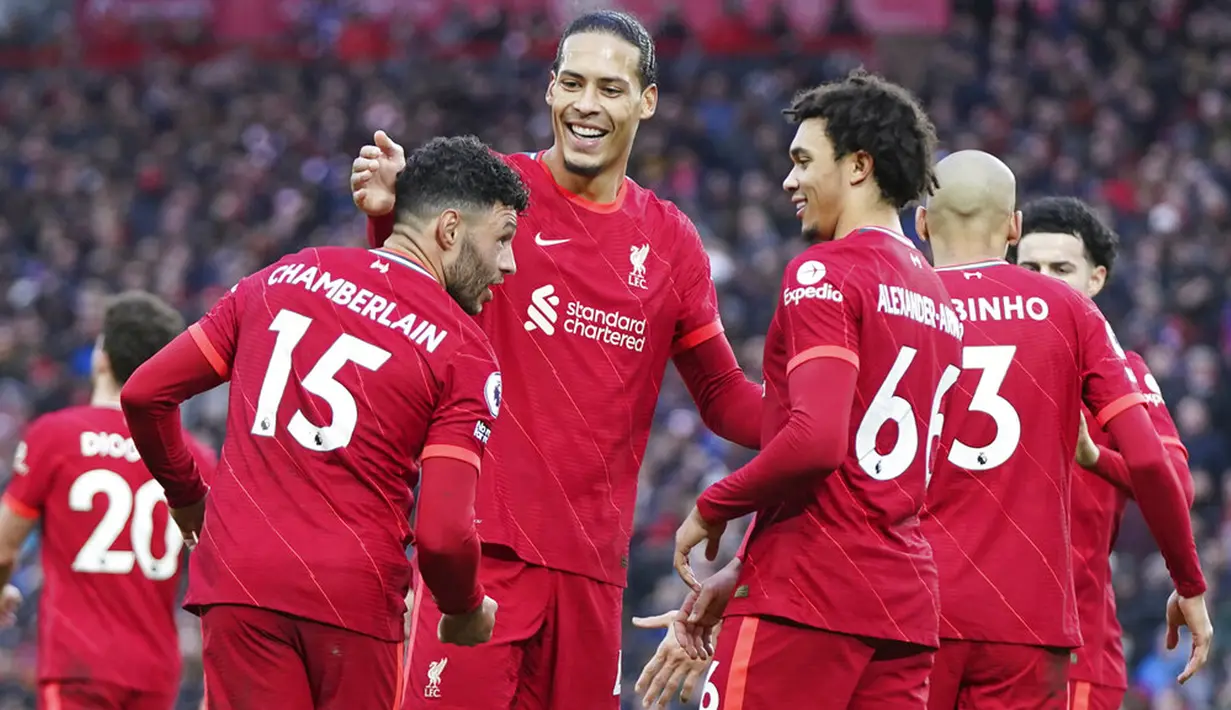 Pemain Liverpool Alex Oxlade-Chamberlain (kedua kiri) merayakan dengan rekan satu timnya usai mencetak gol ke gawang Brentford pada pertandingan sepak bola Liga Inggris di Anfield, Liverpool, Inggris, 16 Januari 2022. Liverpool menang 3-0. (AP Photo/Jon Super)