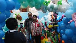 Pengunjung berswafoto saat mengunjungi  Indonesia Balloon Art Festival (IBAF) 2018 di Mal Ciputra Jakarta, Jumat (29/6). Bertema 'Wonderful Indonesia', festival ini menghadirkan dekorasi balon dari empat daerah di Indonesia. (Liputan6.com/Arya Manggala)