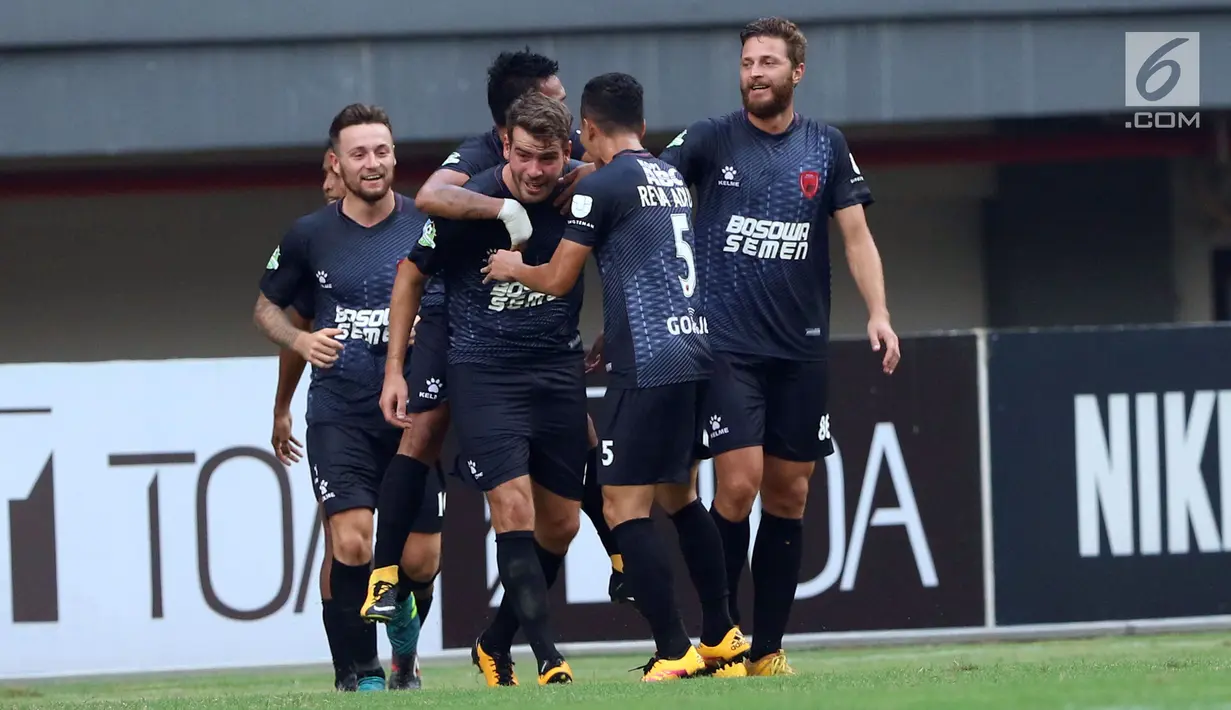 Pemain PSM Makassar merayakan gol yang dicetak Willem Jan Pluim saat laga melawan Persija dilanjutan Liga 1 Indonesia di Stadion Patriot Candrabhaga, Bekasi, Selasa (15/8). Laga berakhir imbang 2-2. (Liputan6.com/Helmi Fithriansyah)