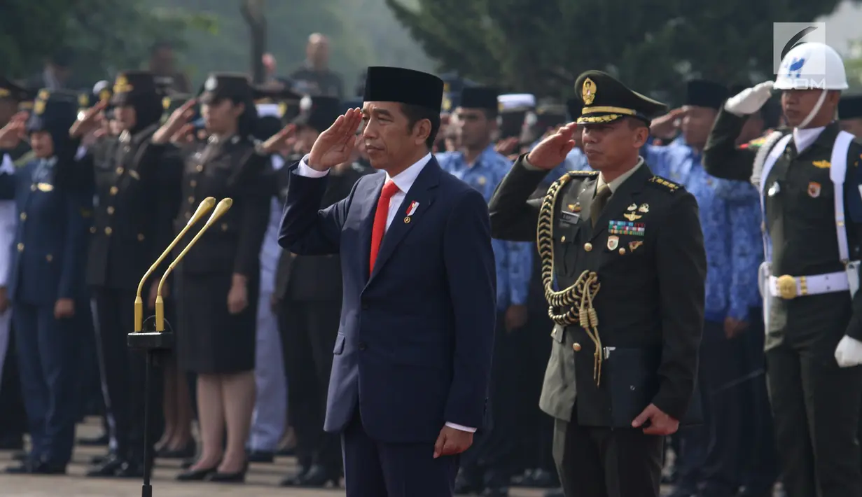 Presiden Joko Widodo memimpin upacara peringatan Hari Pahlawan Nasional 2018 di TMP Cikutra, Bandung, Sabtu (10/11). Upacara ini untuk mengenang jasa para pahlawan yang telah berjasa untuk Indonesia. (Liputan6.com/Angga Yuniar)