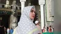 Kartika Putri Menjalani Ibadah Umrah Ditengah Suhu Panas Arab Saudi