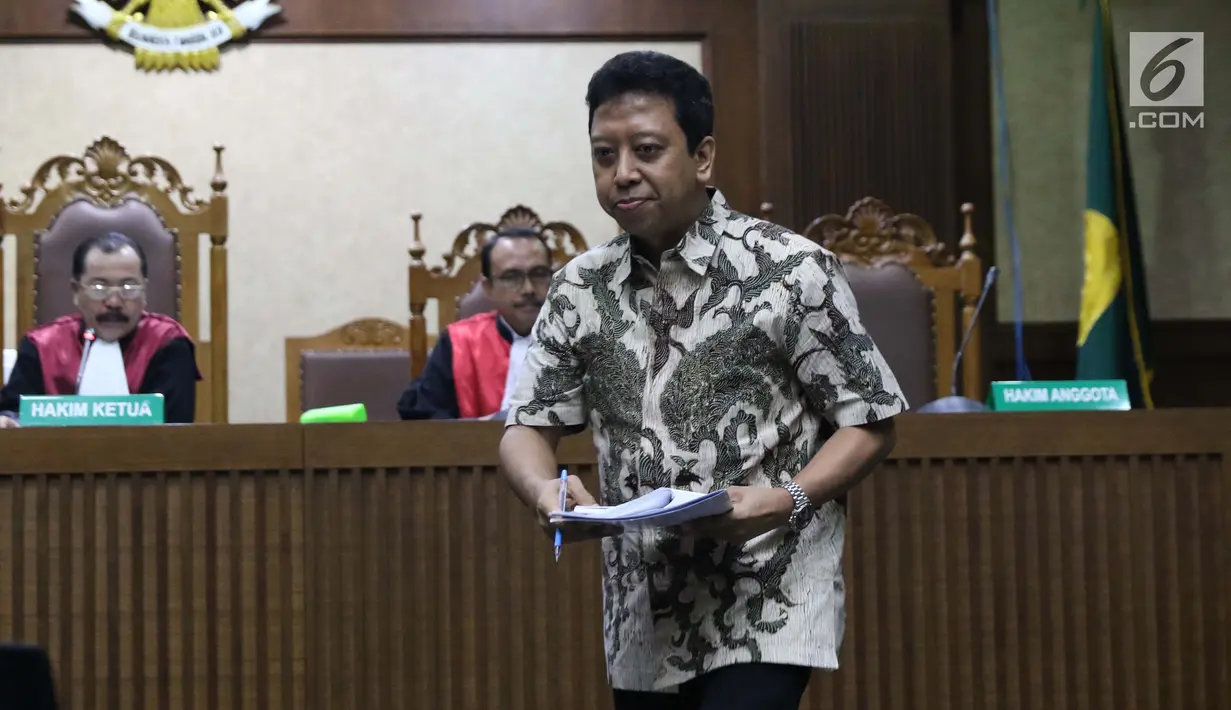 Mantan Ketua Umum PPP, M Romahurmuziy saat menjalani sidang pembacaan dakwaan di Pengadilan Tipikor, Jakarta, Rabu (11/9/2019). M Romahurmuziy didakwa terlibat kasus suap jual-beli jabatan di lingkungan Kementerian Agama (Kemenag). (Liputan6.com/Helmi Fithriansyah)