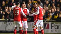 Para pemain Arsenal merayakan gol ke gawang Sutton United pada laga putaran keenam Piala FA di Borough Sports Ground, Senin (20/2/2017). (AFP/Glyn Kirk)