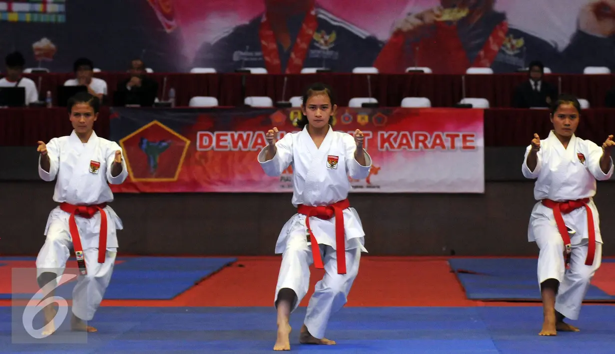 Tiga atlet memeragakan gerakan Kata Beregu Putri saat pembukaan Kejurmas Karate Piala Panglima TNI ke-IV di GOR Ahmad Yani Mabes TNI, Jakarta, Jumat (19/8). Kejurnas dibuka oleh Panglima TNI Jenderal Gatot Nurmantyo. (Liputan6.com/Helmi Fithriansyah)
