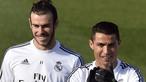 Bintang Real Madrid, Cristiano Ronaldo (kanan) terlihat santai bersama Gareth Bale pada sesi latihan persiapan melawan Getafe di Valdebebas Training Ground, Madrid, Jumat (4/12/2015).  (AFP Photo/Gerard Julien)