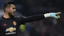 Sergio Romero. Kiper berusia 34 tahun yang kini berstatus tanpa klub usai Venezia terdegradasi ke Serie B Liga Italia ini pernah berseragam Manchester United selama 6 musim. Ia didatangkan MU dari Sampdoria pada awal musim 2015/2016 dengan status bebas transfer. Selalu menjadi bayang-bayang David De Gea dan akhirnya menjadi kiper ketiga usai kepulangan Dean Henderson, ia memutuskan pergi dari Old Trafford pada awal musim 2021/2022. Ia total tampil dalam 61 laga di semua ajang dengan torehan 39 kali clean sheet dan kebobolan 27 gol. (AFP/Paul Ellis)