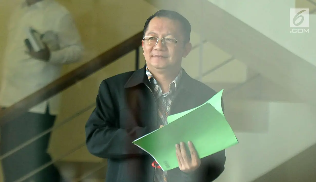 Plt Dirjen PPMD Kemendes PDTT, Taufik Madjid bersiap menjalani pemeriksaan di Gedung KPK Jakarta, Kamis (8/6). Taufik diperiksa sebagai saksi kasus dugaan suap kepada auditor BPK terkait pemberian opini WTP di Kemendes PDTT. (Liputan6.com/Helmi Afandi)