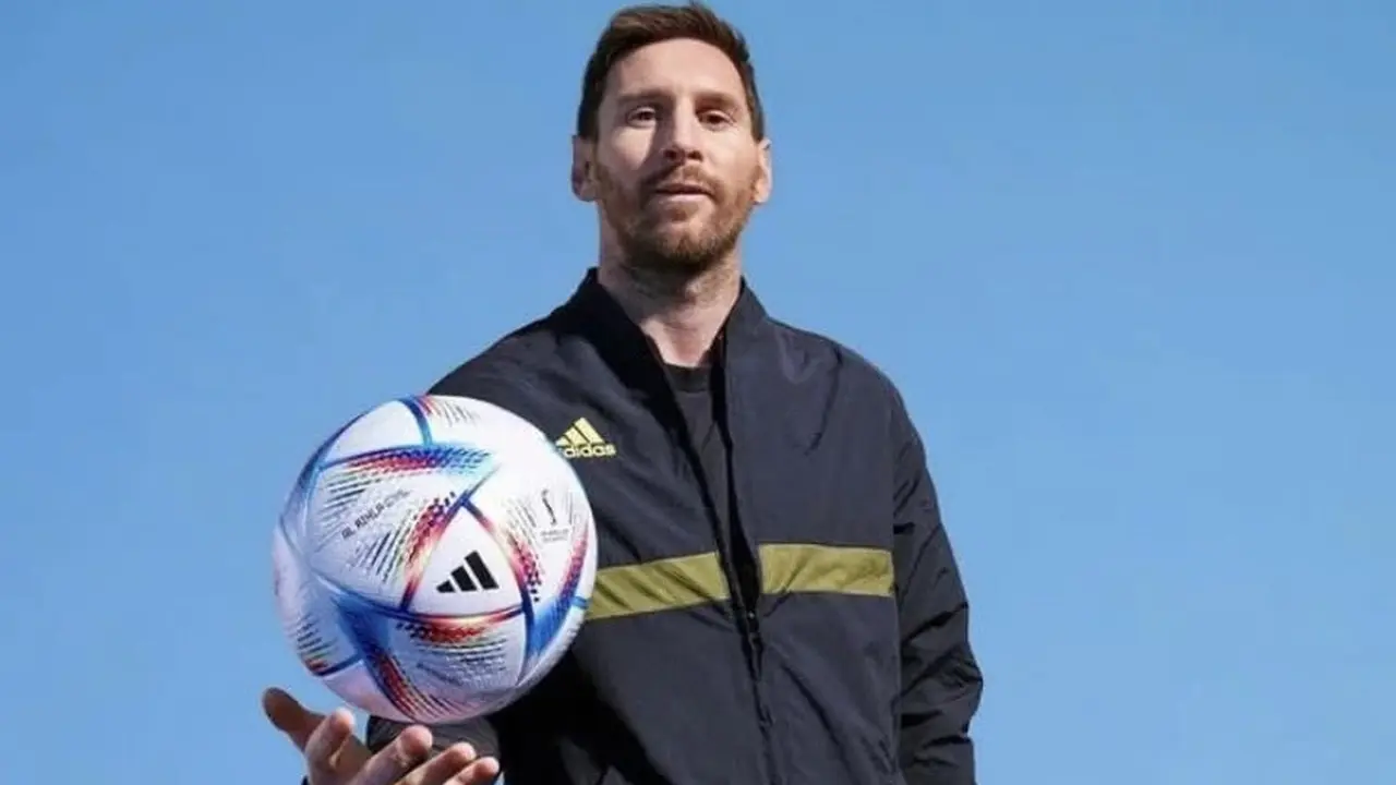 Potret Lionel Messi memegang bola resmi Piala Dunia 2022