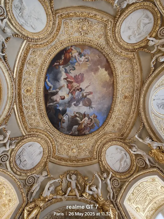 Lukisan di atap Musem Louvre. Foto: Nurmayanti/Liputan6.com