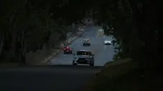 Mobil berjalan di jalan yang biasanya cukup terang selama pemadaman listrik di Johannesburg, Rabu, 21 September 2022. Presiden Afrika Selatan Cyril Ramaphosa dijadwalkan untuk mengadakan pertemuan mendesak dengan kabinetnya untuk membahas krisis listrik negara itu di tengah tingkat pemadaman listrik nasional yang belum pernah terjadi sebelumnya di ekonomi paling maju di Afrika. (AP Photo/Denis Farrell)