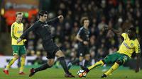 Penyerang Chelsea, Alvaro Morata (kiri) berebut bola dengan pemain Norwich City, Alexander Tettey pada laga Piala FA di Carrow Road, Norwich, (6/1/2018). Chelsea bermain imbang 0-0 dengan Norwich. (AFP/Adrian Dennis)