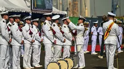 Para anggota Orkestra Marinir Belanda bersiap menyambut kedatangan kapal perang HNLMS De Ruyter di pelabuhan Tanjung Perak, Surabaya, Jawa Timur pada Kamis 14 Mei 2026. (JUNI KRISWANTO/AFP)