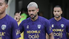 Pemain Persita Tangerang,&nbsp;Matheus Alves saat masuk ke dalam stadion sebelum berhadapan dengan Persebaya Surabaya&nbsp;pada pekan kedua BRI Super League 2025/2026 di Indomilk Arena, Sabtu (16/8/2025). (Bola.com/ Abdul Aziz)