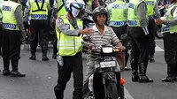 Seorang pemakai jalan diarahkan polantas saat terjaring Operasi Patuh Semeru 2011 yang digelar Sat Lantas Polrestabes Surabaya.(Antara)
