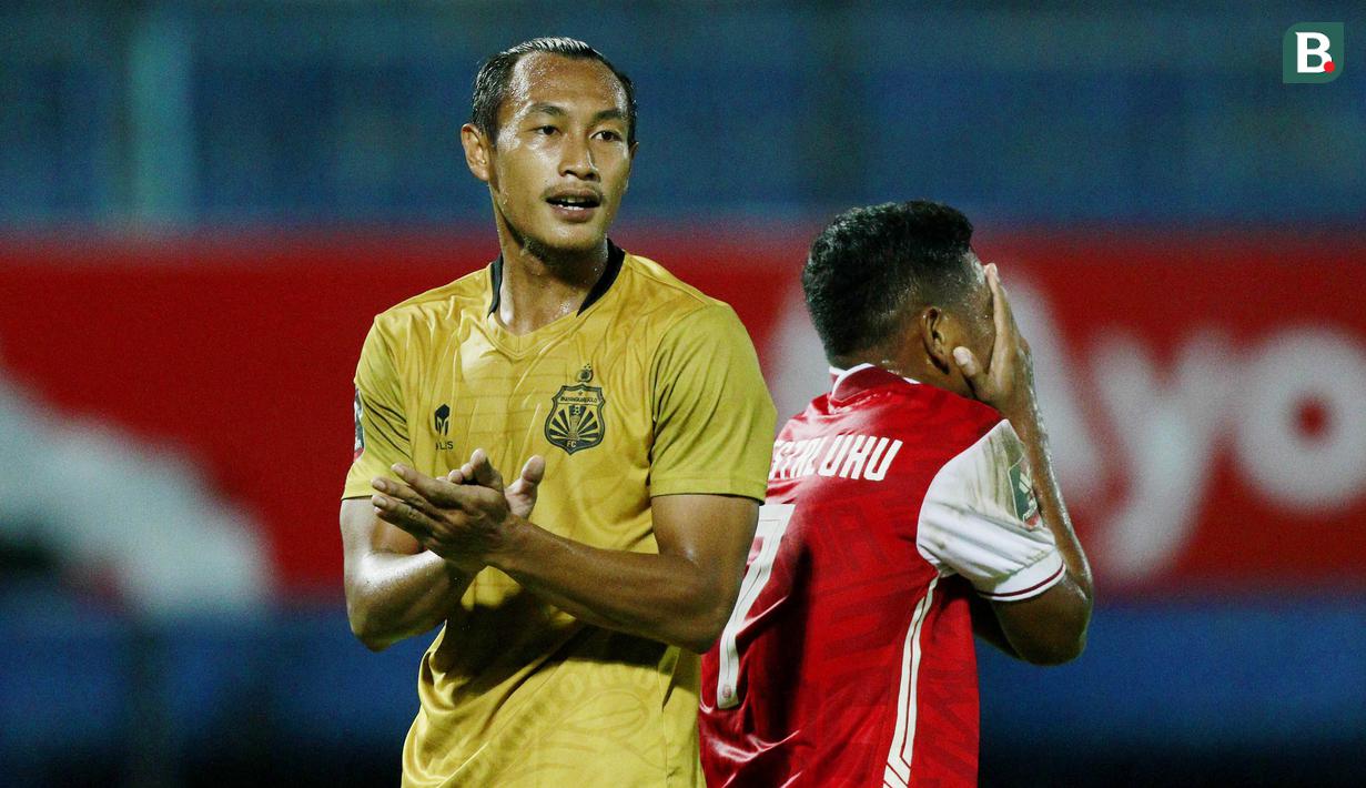Bek Bhayangkara Solo FC, Hansamu Yama (kiri) saat melawan Persija Jakarta dalam laga matchday ke-3 Grup B Piala Menpora 2021 di Stadion Kanjuruhan, Malang, Rabu (31/3/2021). (Bola.com/M Iqbal Ichsan)