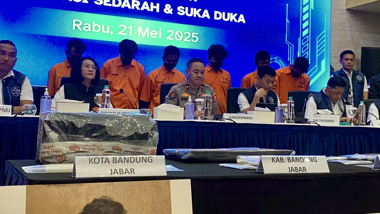 Bareskrim Polri telah menangkap enam orang terkait kasus grup Facebook Fantasi Sedarah yang ditangkap di berbagai tempat terpisah di Jawa dan Sumatera.