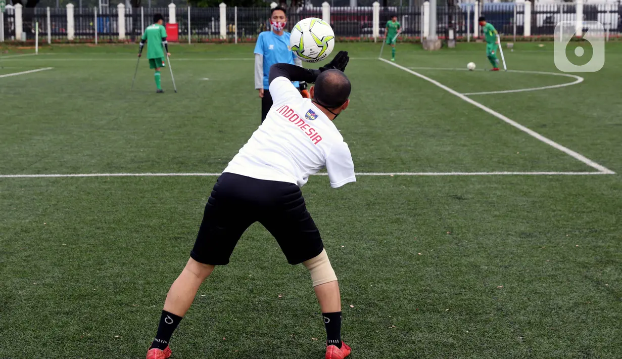 Kiper Garuda Indonesian Amputee Football (INAF) melakukan pemanasan jelang laga persahabatan dengan Selebritis FC di Lapangan C Komplek Gelora Bung Karno, Jakarta, Senin (14/12/2020). Laga ini bagian kampanye duta Piala Dunia U-20 2021 dan mematangkan fisik tim. (Liputan6.com/Helmi Fithriansyah)