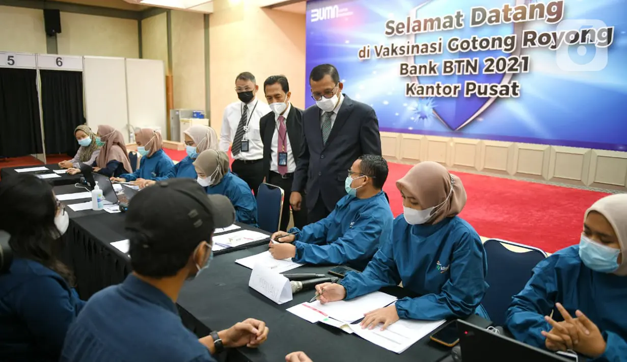 Dirut Bank BTN Haru Koesmahargyo didampingi Human Capital Division Head Abdul Firman dan Corporate Secretary Ari Kurniaman meninjau pelaksanaan Vaksinasi Gotong Royong bagi pegawai dan keluarga pegawai se-Jabodetabek di Kantor Pusat Bank BTN, Jakarta, Senin (07/06/2021). (Liputan6.com/HO/BTN)