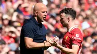 Pelatih Liverpool, Arne Slot, bersama pemainnya, Diogo Jota. (Peter POWELL / AFP)