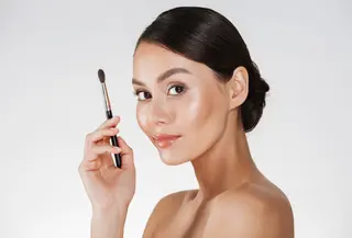 Makeup look ini membuat kulit tetap terlihat natural, ringan dipakai seharian, dan cocok untuk berbagai suasana, mulai dari silaturahmi keluarga hingga acara formal. [Dok/freepik.com/drobotdean]