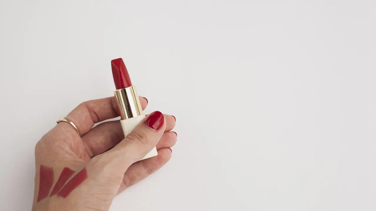 Ilustrasi Lipstik Merah