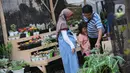Pengunjung melihat-lihat tanaman yang dijual pada pameran Keanekaragaman Hayati Nusantara Expo di Lapangan Banteng, Jakarta, Sabtu (30/11/2019). Pameran dalam rangka memperingati Hari Cinta Puspa dan Satwa Nasional 2019 ini berlangsung hingga 8 Desember mendatang. (Liputan6.com/Helmi Fithriansyah)