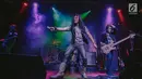 Penyanyi Rock Candil tampil dalam konser Tribute to Guns N' Roses ‘Not In This Lifetime Tour’ di Hard Rock Cafe, Jakarta, Kamis (13/9). Acara itu digelar menjelang konser band rock legendaris, Guns N Roses pada November 2018. (Liputan6.com/Faizal Fanani)